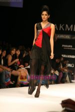 Model walks the ramp for Arjun Show at Lakme Winter fashion week day 4 on 20th Sept 2010 (54).JPG